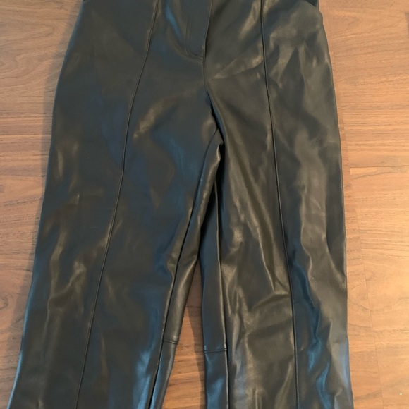 👖 Faux Leather H&M Hot Pants - Picture 2 of 5